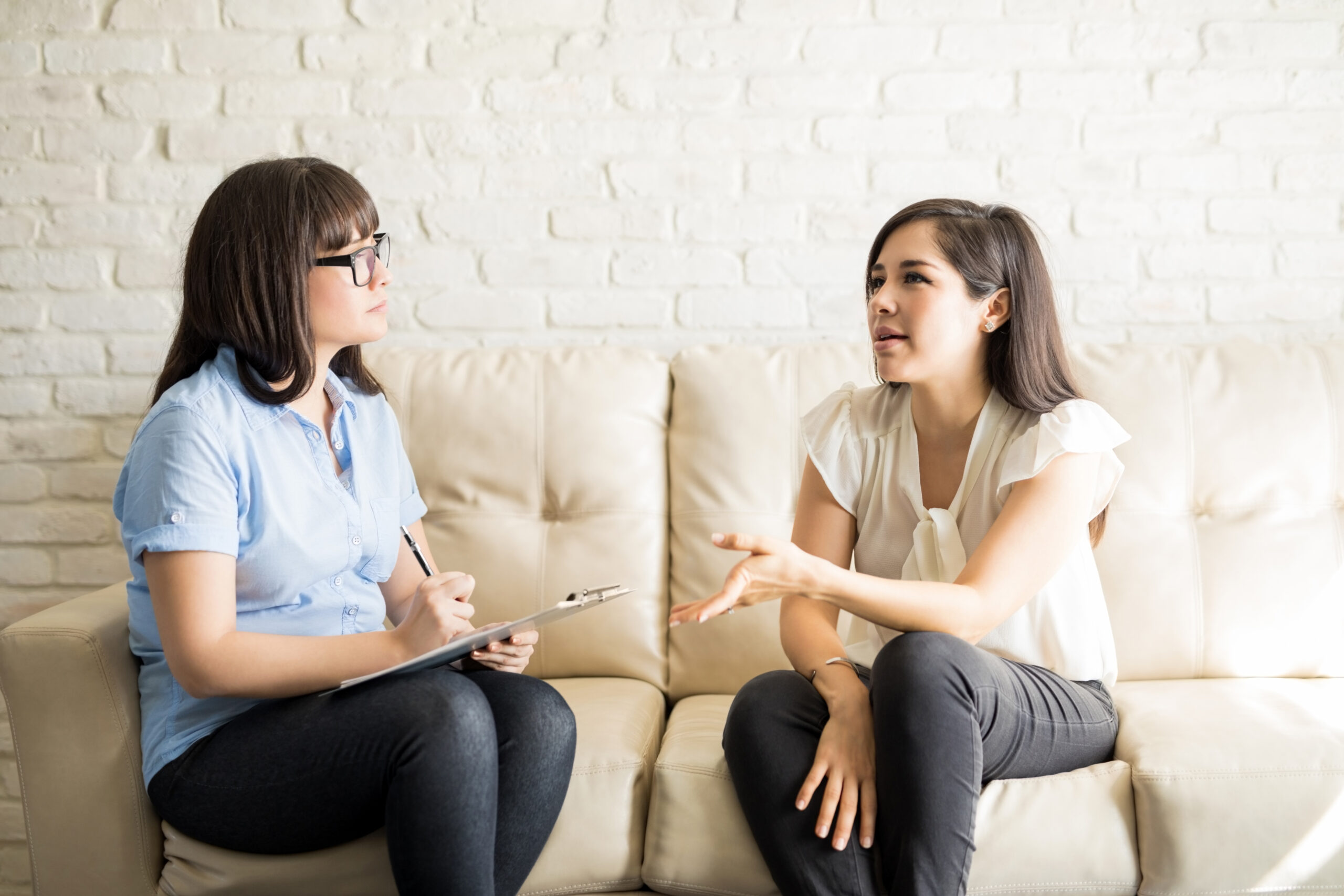 chiropractor treating patient in markham